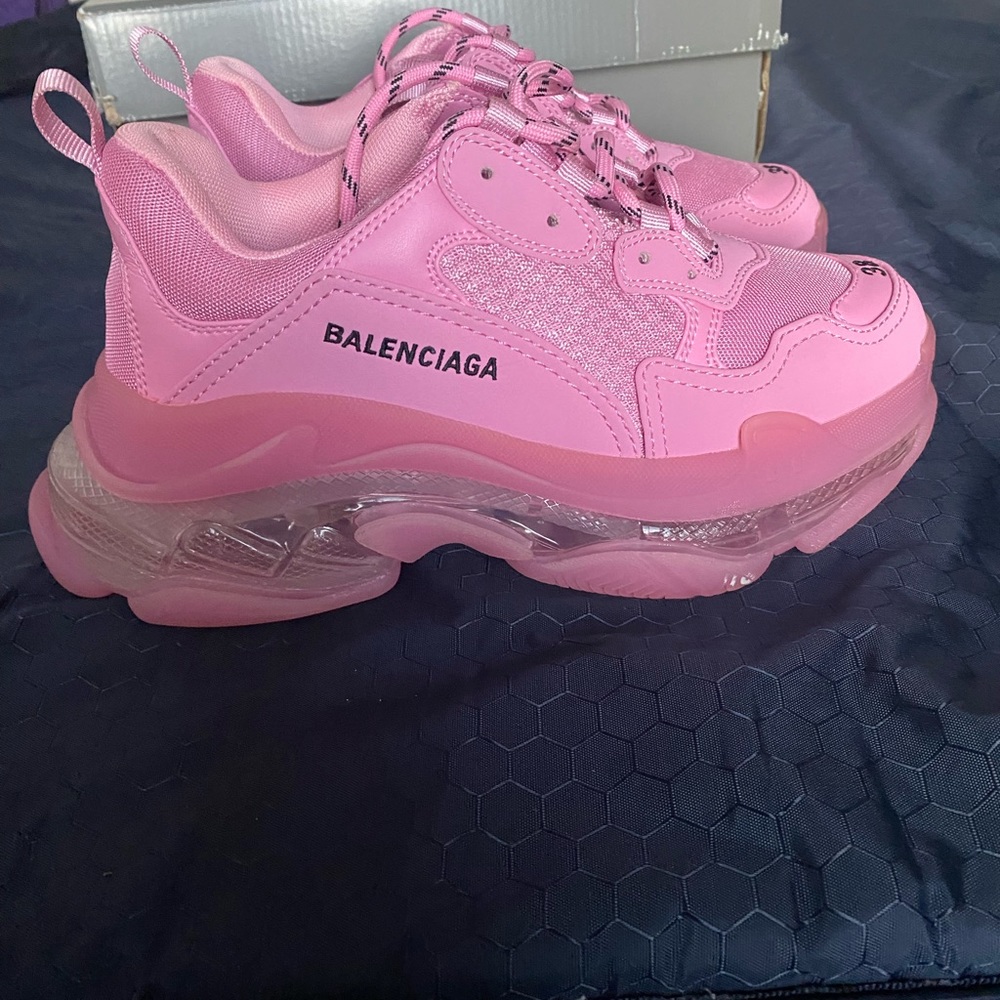 Selling my girlfriends balenciaga triple s size 38 only worn a few times - Picture 6 of 7